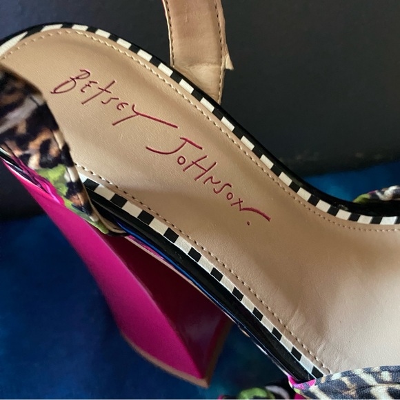 Betsey Johnson Brylie women Heeled Sandal SIZE 5 NWT - Picture 5 of 9